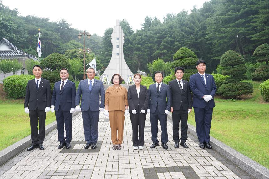 충혼탑 참배